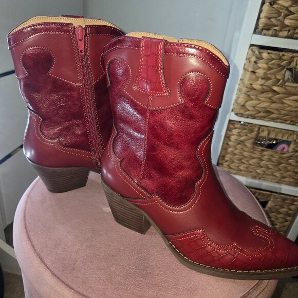 Red Crown Vintage Boots - Picture 1 of 8